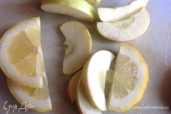 Из яблока удалите сердцевину. Лимон и яблоко порежьте тонкими дольками.