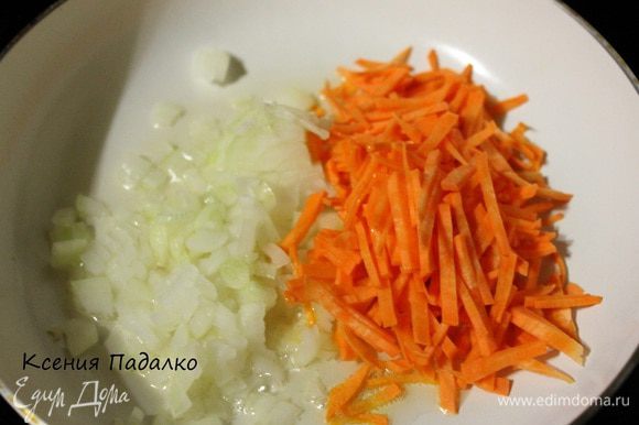 Морковь нарезать соломкой, лук мелкими кубиками, обжарить на масле до слегка золотистого цвета.
