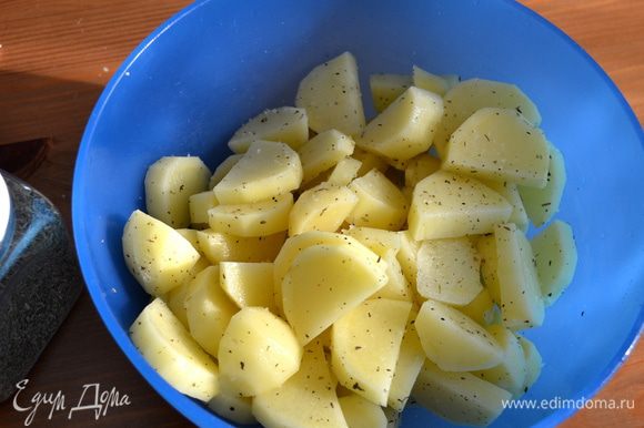 Картофель очистить и нарезать дольками. Посолить и добавить смесь прованских трав.