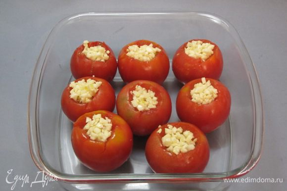 Подготовленные помидоры выложить в контейнер.