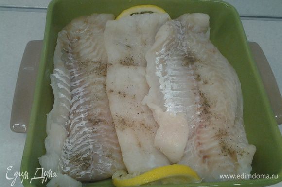 Рыбу помыть, обсушить, выложить в форму для запекания. Посолить, поперчить, сбрызнуть соком лимона.