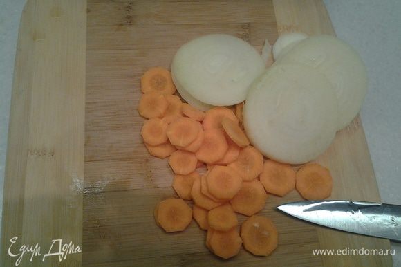Лук и морковь нарезать кольцами.