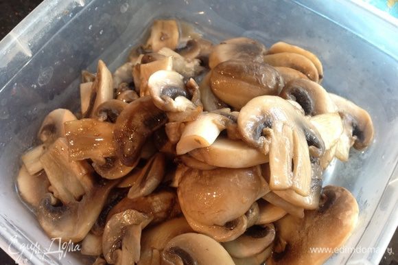 На раскаленную сковороду налейте 1 ст. л. растительного масла и быстро обжарьте грибы. Выложите.