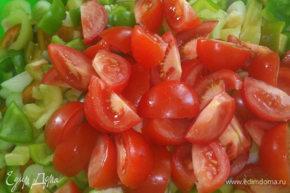 Завершают все помидорчики. Крупными дольками. Они потом в салате не сохранят форму, зато дадут вкусный сок.
