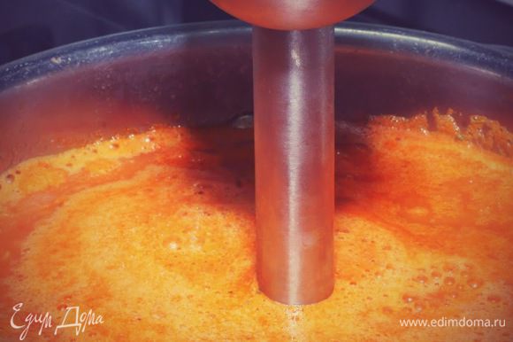 Измельчаем блендером помидорную массу, добавляем сливки, сахар, специи, солим по вкусу и даём покипеть минуты 3.