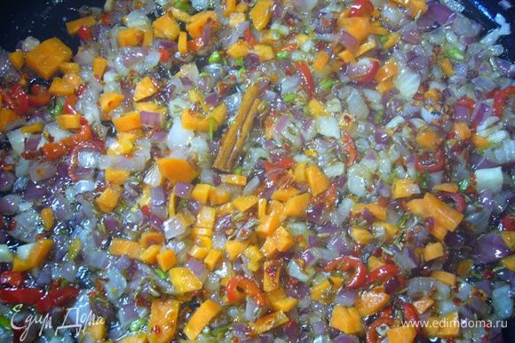 За это время нарезать морковь. Добавить в сотейник морковь, паприку, корицу, половину зиры и обжаривать еще 5 мин.