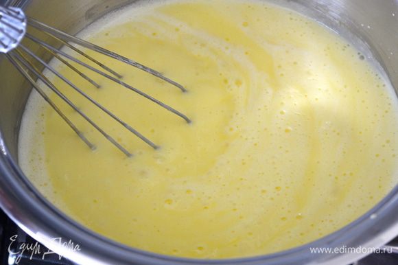 Во взбитые желтки добавить молоко с орехами. Поставить смесь на водяную баню (или в кастрюле с толстым дном на слабый огонь) и, помешивая, довести до загустения.