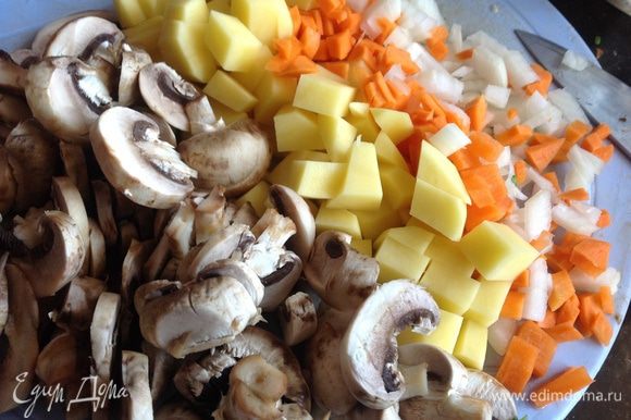 Лук, морковь, картофель и грибы почистите и нарежьте на кусочки.