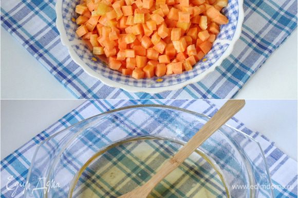 Для цукатов в сиропе: Морковь промыть и очистить, нарезать кубиком. В кастрюльке смешать сахар с водой и сварить сироп.