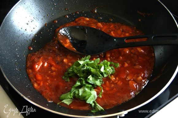 Делаем соус. На медленном огне обжариваем на оливковом масле порубленный чеснок. Можно добавить немного бальзамического уксуса. Добавляем томатную пасту и минутку прожариваем. Затем добавляем порубленный базилик.