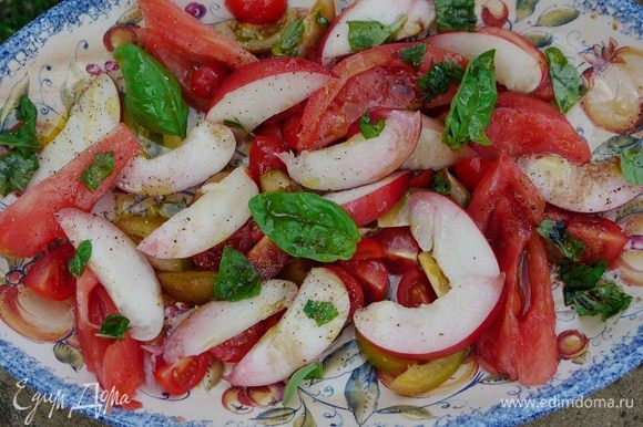 Салат посолить, поперчить, сбрызнуть оливковым маслом и бальзамическим уксусом.