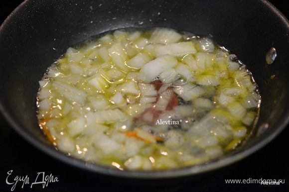 Добавить на сковороду 1 ст.л оливкового и 1 ст.л сливочного масла, как масло растопится добавить мелко нашинкованный лук. Обжаривать 4 мин.