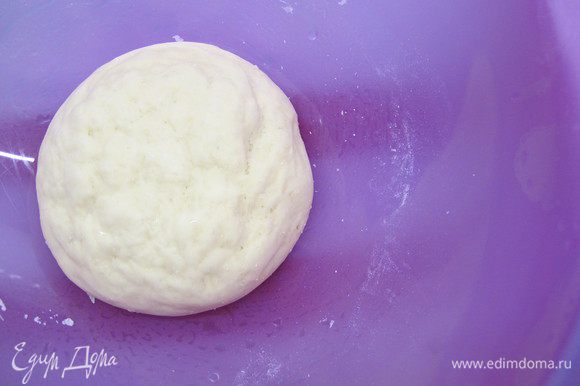 Тесто: маргарин взбиваем с сахаром, солью и яйцом. Добавляем просеянную муку и разрыхлитель. Все перемешиваем и скатываем тесто в шар.