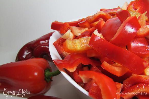 Болгарский перец (обязательно красный, от этого зависит цвет заправки) вымыть, обсушить, очистить от семян и плодоножек. Нарезать пластинками.