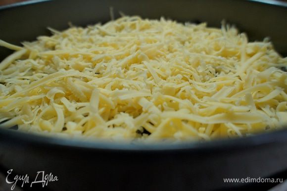 Посыпать тертым сыром. Поставить в духовку на 15-20 минут.