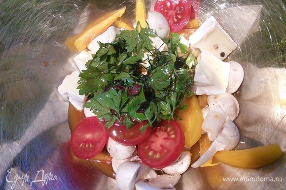 Все составляющие салата смешать в миске с заправкой. Выложить на салатные листья, инжир нарезать тонкими ломтиками и выложить на блюдо.