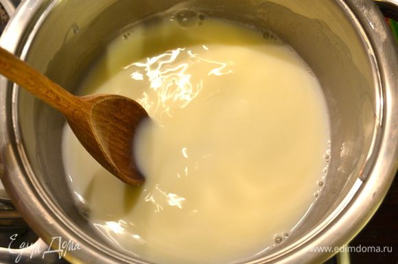 В кастрюльке поставить нагреваться 200 мл молока с сахаром. Довести молоко до температуры 90° С (чуть-чуть не доводя до кипения!)...