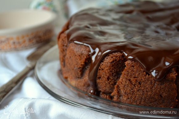 Залить остывший пирог шоколадной глазурью!... Это просто наслаждение! )))