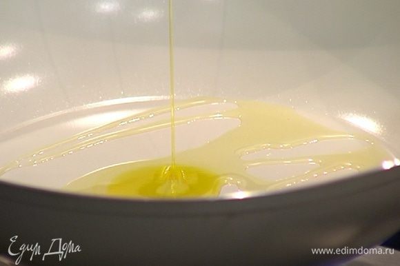 Разогреть в сковороде растительное масло и 1 ч. ложку кунжутного масла и обжарить чеснок до прозрачности.