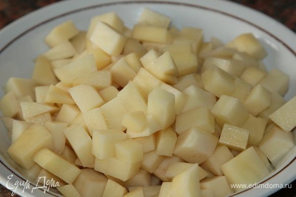 Картофель нарезаем тоже мелким кубиком и отправляем в кипящую воду.