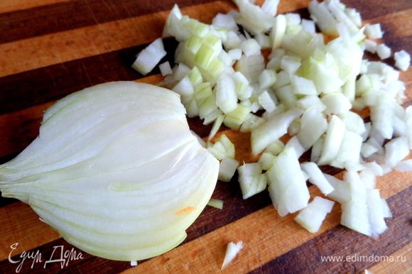 Крупную луковицу нарезать как обычно.