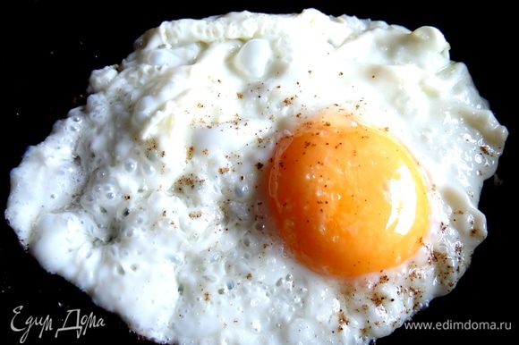 На разогретую с маслом маленькую сковороду вбиваем яйцо и сразу лопаткой придаём форму овала. Солим,перчим.