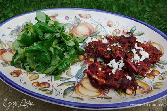 Овощные оладьи посыпать оставшейся измельченной фетой, листьями тимьяна и подавать с салатом.