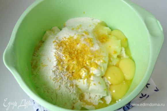 Для начинки: Яйца разделить на желтки и белки. С лимона натереть цедру. Все составляющие начинки, кроме белков сложить в одну чашу.