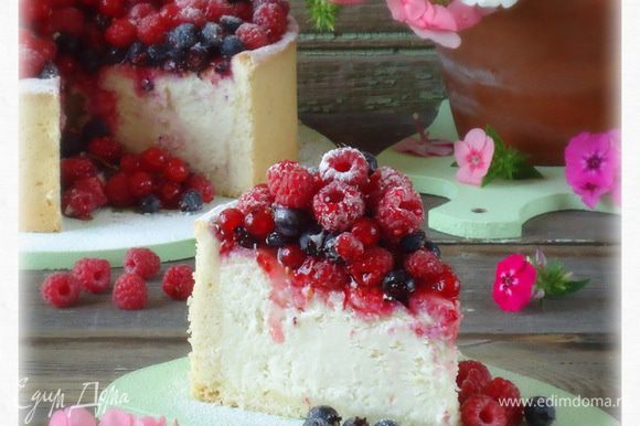 Остывший торт освободить из формы, выложить на блюдо и украсить ягодным ассорти.