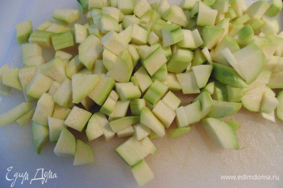 Кабачки и яблоко почистить от кожуры и семечек, порезать кубиками. Добавить к овощам.