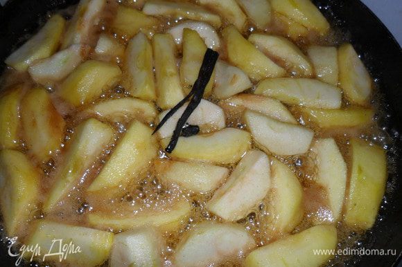 Кинуть яблоки, ваниль и налить вино. Дать потушится минут 5-10, зависит от сорта яблок.
