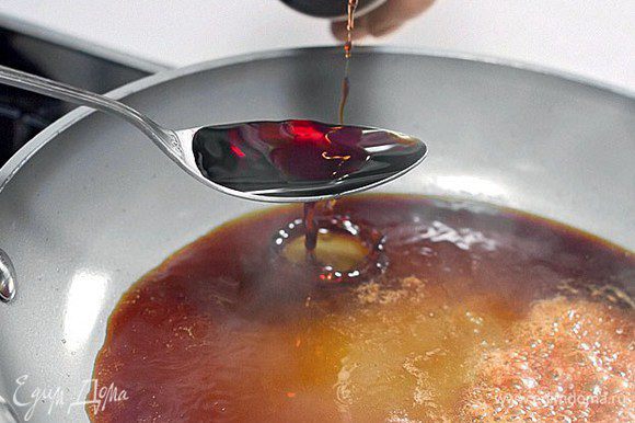 Репчатый лук очистить и нарезать тонкими полукольцами. На среднем огне разогреть сковороду и влить в нее шесть столовых ложек соевого соуса.