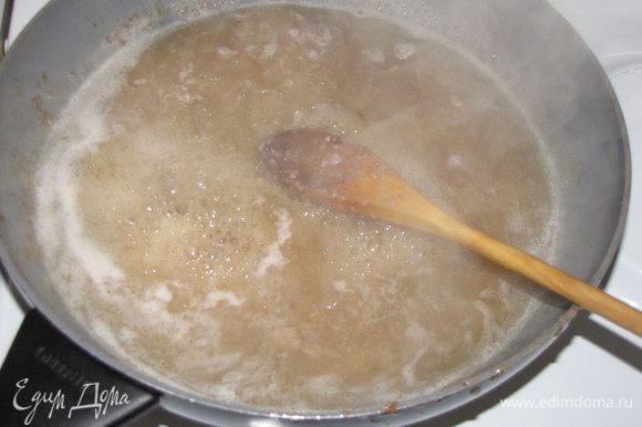 В сковороду добавить бульон (можно воду), довести до кипения, соскребая лопаткой остатки со дна сковороды, и готовить 5 минут.