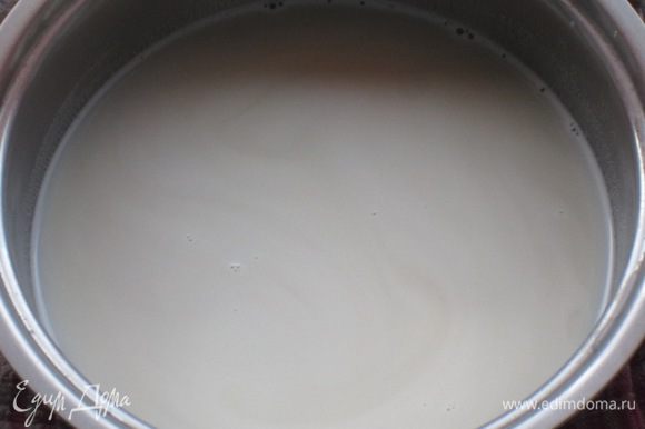 Заливка: Половину молока перелить в кастрюлю,добавить сахар,ликёр и нагреть на слабом огне до полного растворения сахара.Снять с огня,влить оставшееся молоко,охладить.
