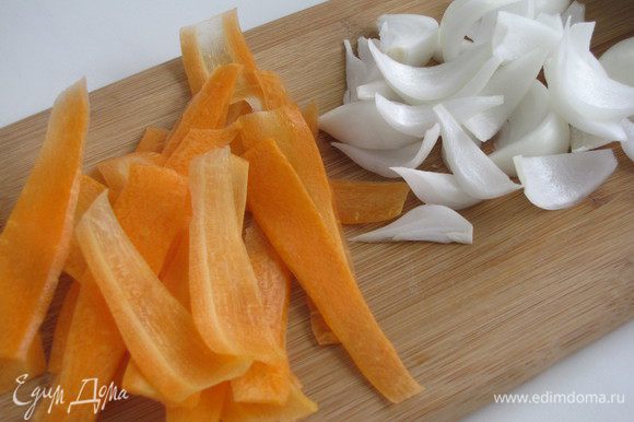 Морковь настругать тонкими лентами с помощью овощечистки. Репчатый лук нарезать лепестками - по-восточному.