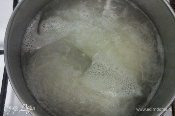 Фунчозу положить в кипящую воду и варить в течении 1 минуты. После откинуть на дуршлаг и промыть холодной водой.