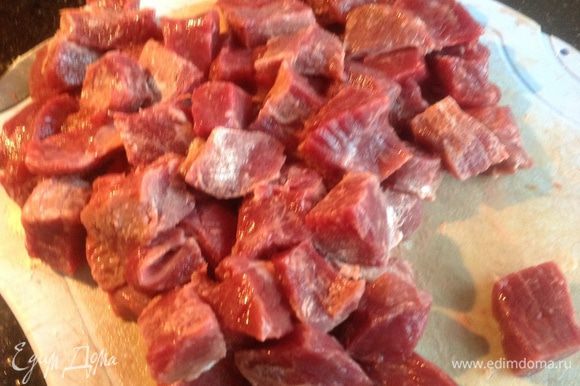 Мясо очистите от пленок, нарежьте кубиками в 1 см. Обваляйте мясо в муке и отставьте в сторону.