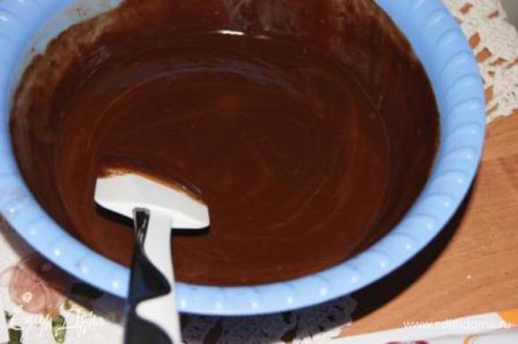 Вливать сливки в шоколад по 1/3, тщательно перемешивая.
