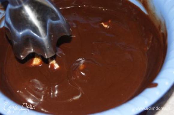 Остудить крем до 40 гр. Масло порезать кубиками, добавить к шоколадно-сливочной смеси, взбить погружным блендером.