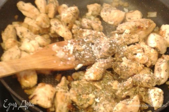 Выкладываем мелко порезанное филе индейки, обжариваем до золотистой корочки (филе готовится очень быстро не пережарить!).