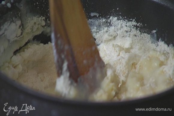 В горячее молоко с маслом и водой вмешать муку, так чтобы получилась гладкое тесто без комочков.