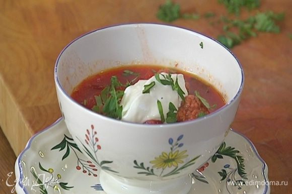 Суп разлить в тарелки, посыпать кинзой и подавать со сметаной.