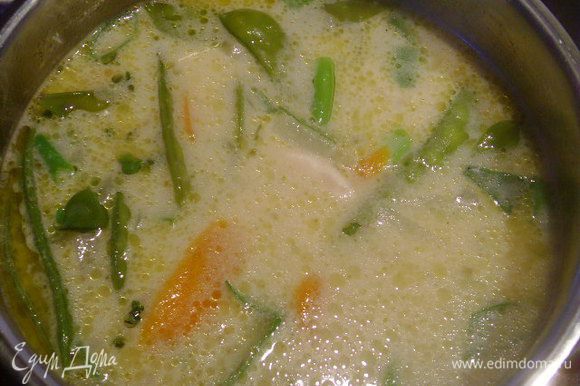 Довести до легкого кипения. Отдельно по желанию залить кипятком рисовую лапшу, выдержать столько, сколько указано на упаковке и добавить в суп.