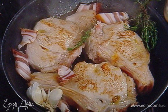 Обжарить на разогретом масле с обоих сторон, можно в сковородку добавить любимые травки, чеснок прямо в шелухе ( помыть!) и копченое сало. Все это придаст мясу аромат.