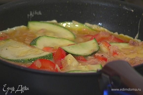 Разогреть в той же сковороде оставшееся оливковое масло, выложить яично-овощную массу и равномерно распределить.