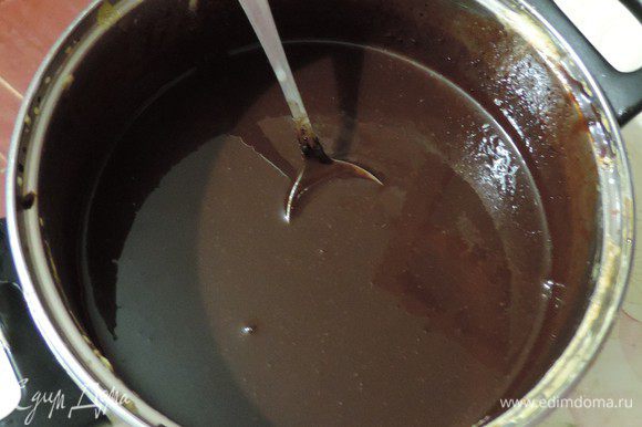 Тем временем займемся глазурью. Какао смешать с двумя столовыми ложками сахара и 50мл сливок из общего количества. Оставшиеся сливки вскипятить с оставшимся сахаром. Снять с огня. Соединить с шоколадной смесью, тщательно перемешать, чтоб не было комочков. Добавить поломанный на кусочки шоколад и заранее замоченный и распущенный на водяной бане желатин. Оставляем в емкости с холодной водой остывать до температуры ниже комнатной. Глазурь к этому моменту довольно загустеет. Кстати, в нашем понимании это скорее вкуснейшее шоколадное желе, чем традиционная глазурь.