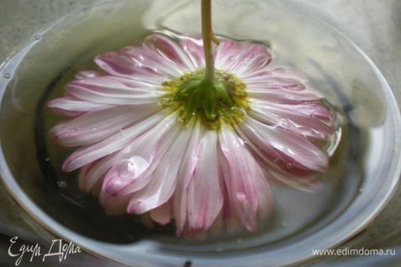Окунуть цветок или при помощи кондитерской кисточки нанести белок.