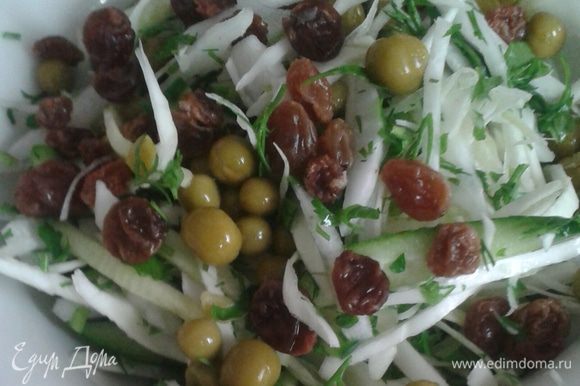 Салат заправить оливковым или подсолнечным маслом без запаха.