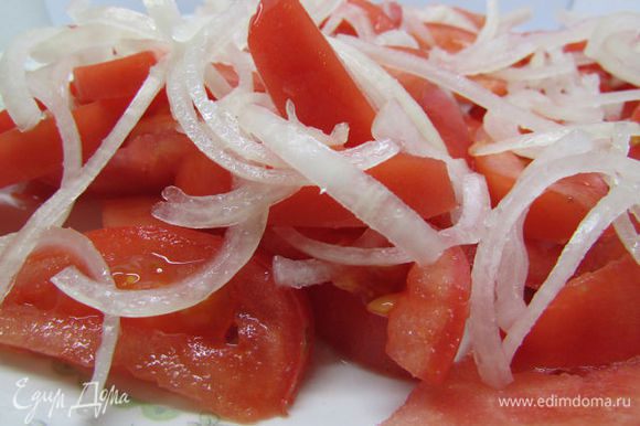 На блюдо укладываем ломтики помидоров. Лук отжать (если дал сок) и выложить на помидоры.