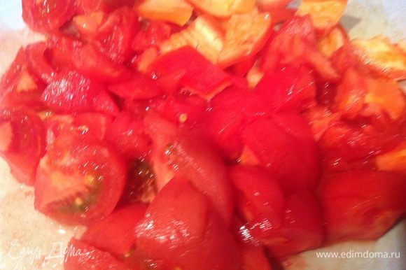 На помидорах сделайте надрез и залейте кипятком, после чего залейте холодной водой и снимите кожицу. Нарежьте помидоры квадратиком. Добавьте в рататуй помидоры, вино, томатную пасту, немного горячей воды (так чтобы она покрывала овощи), посолите, накройте крышкой и тушите на маленьком огне 15-20 минут, помешивая время от времени, пока овощи не станут мягкими.